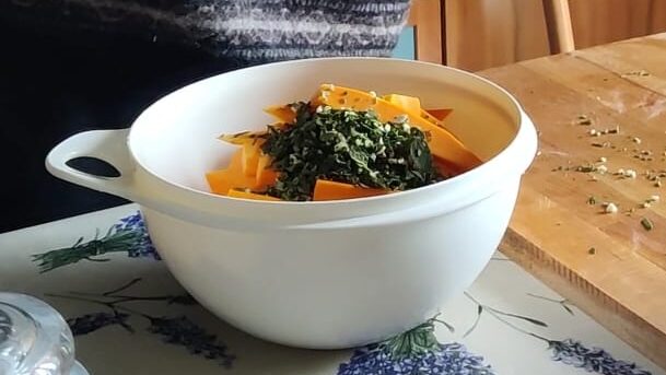 Io per condire ho usato una ciotola, e ho mescolati direttamente con le mani