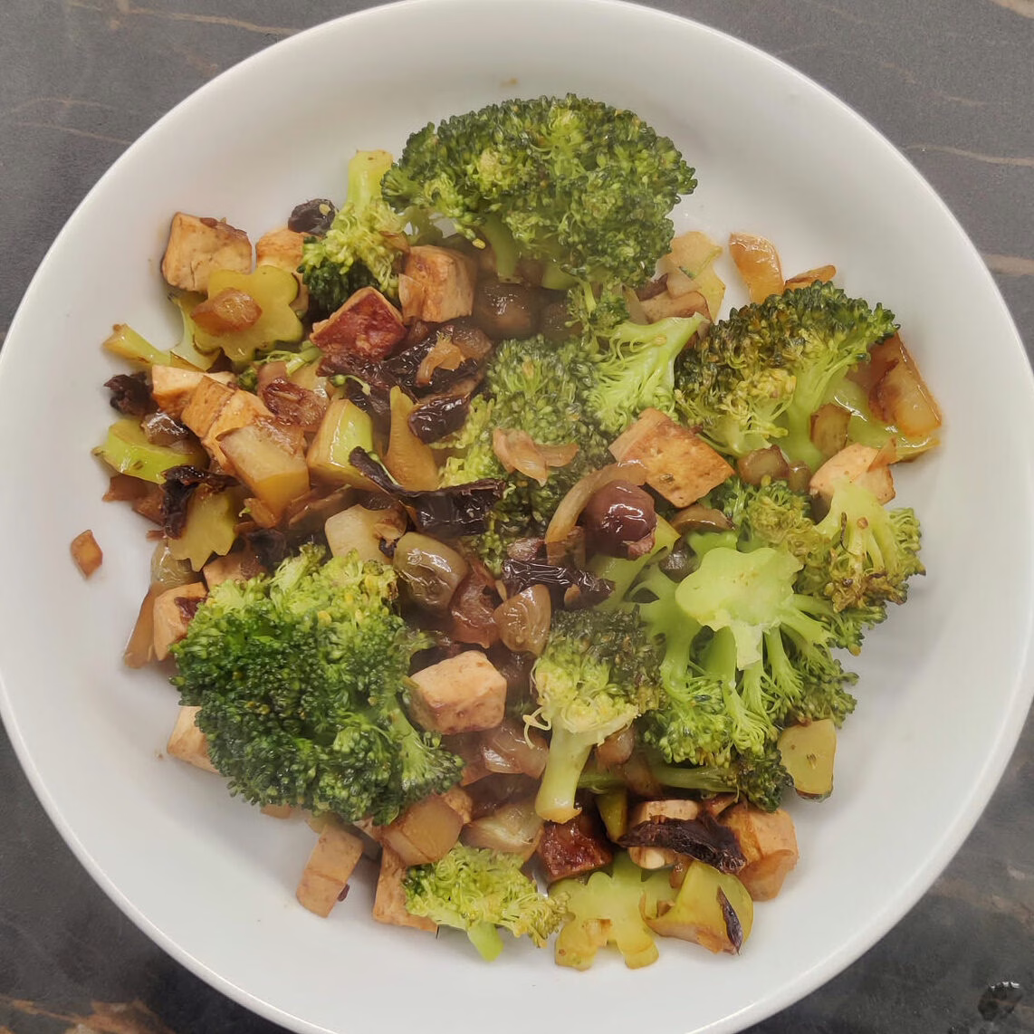 TOFU E BROCCOLI ALLA MEDITERRANEA