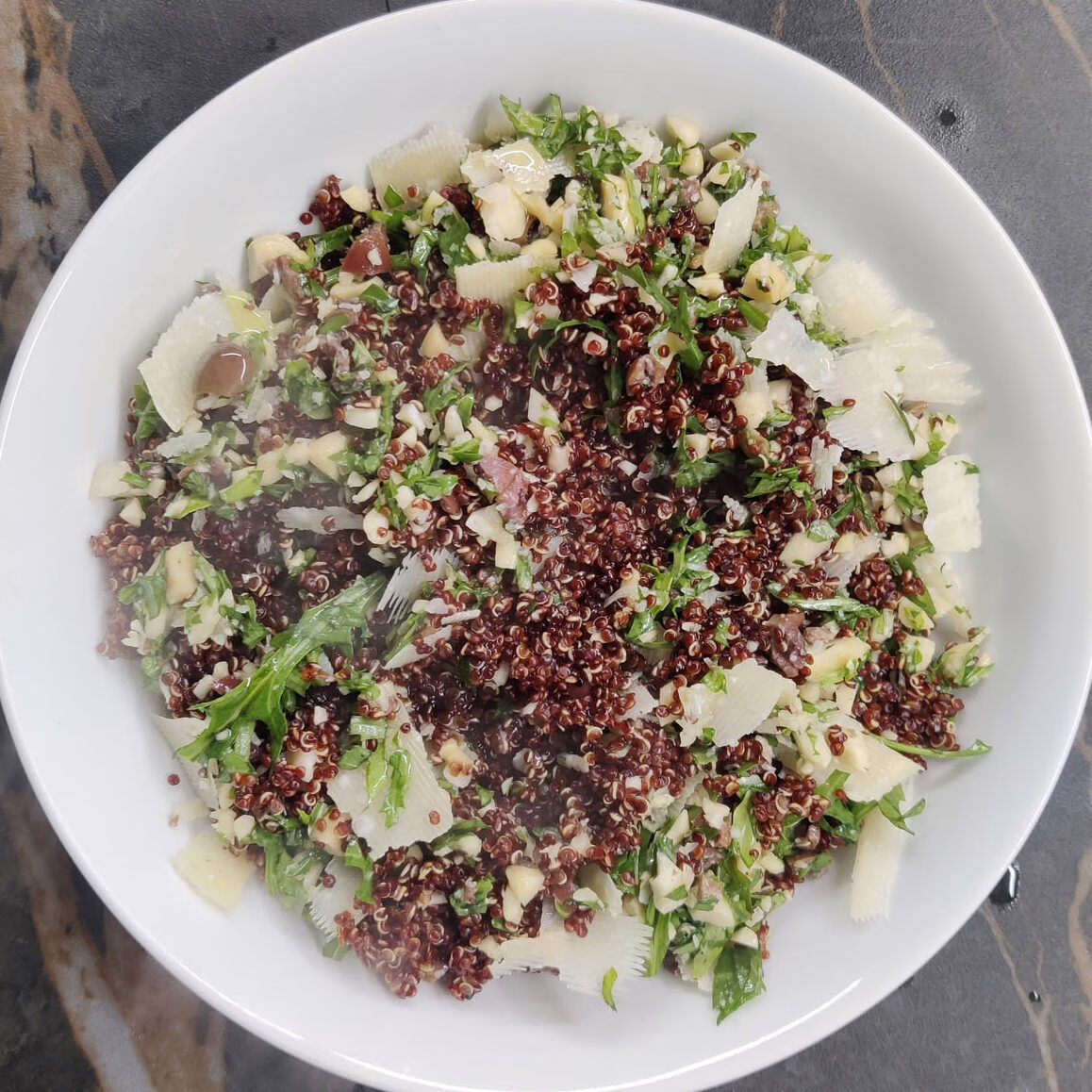 QUINOA CON RUCOLA, GRANA OLIVE E MANDORLE
