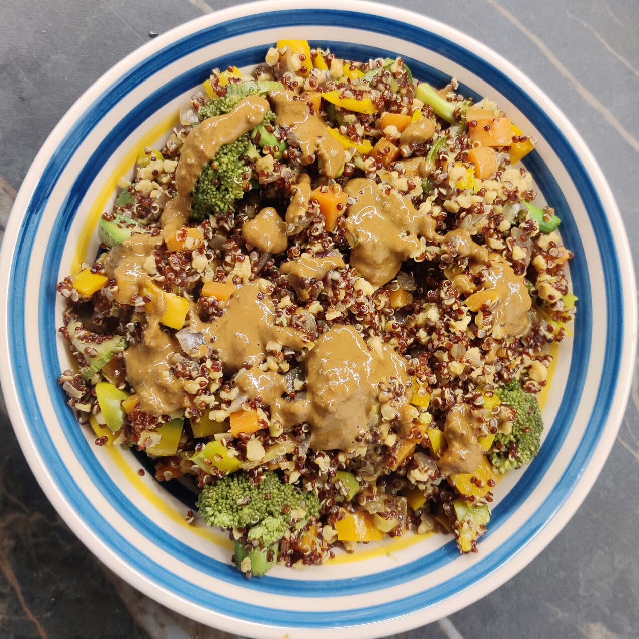 QUINOA CON VERDURE, SOIA E SALSA ORIENTALE
