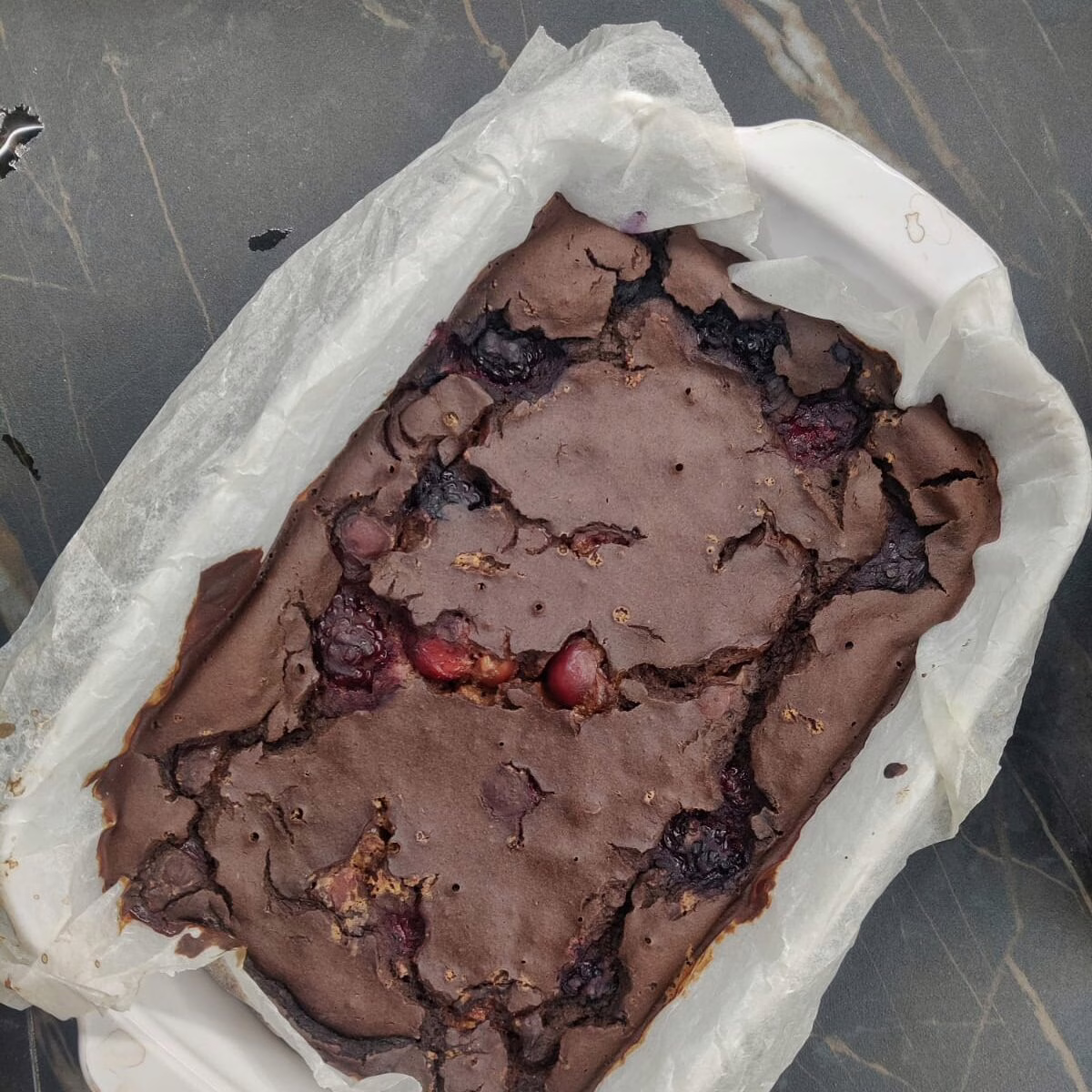 BROWNIE PROTEICI AI FRUTTI ROSSI