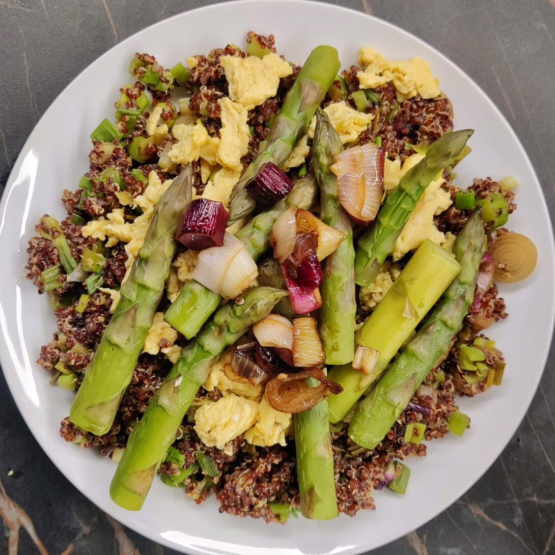 QUINOA CON UOVA STRAPAZZATE E ASPARAGI