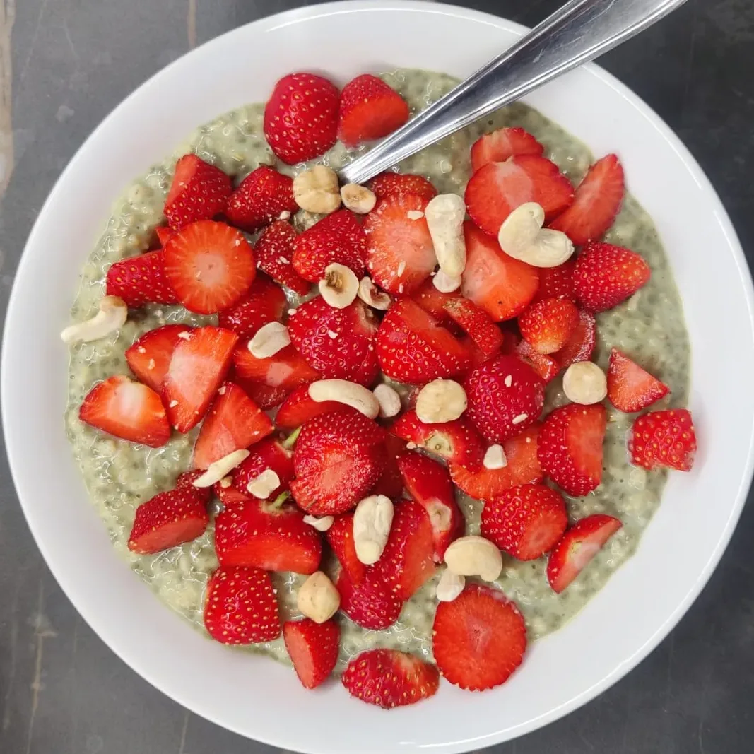 MATCHA PORRIDGE FRAGOLE E ANACARDI