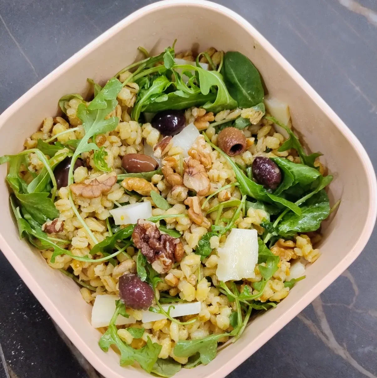 ORZO CON RUCOLA, PECORINO OLIVE E NOCI