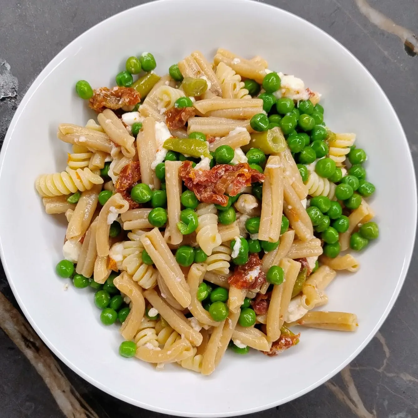 PASTA PISELLI MOZZARELLA E POMODORI SECCHI