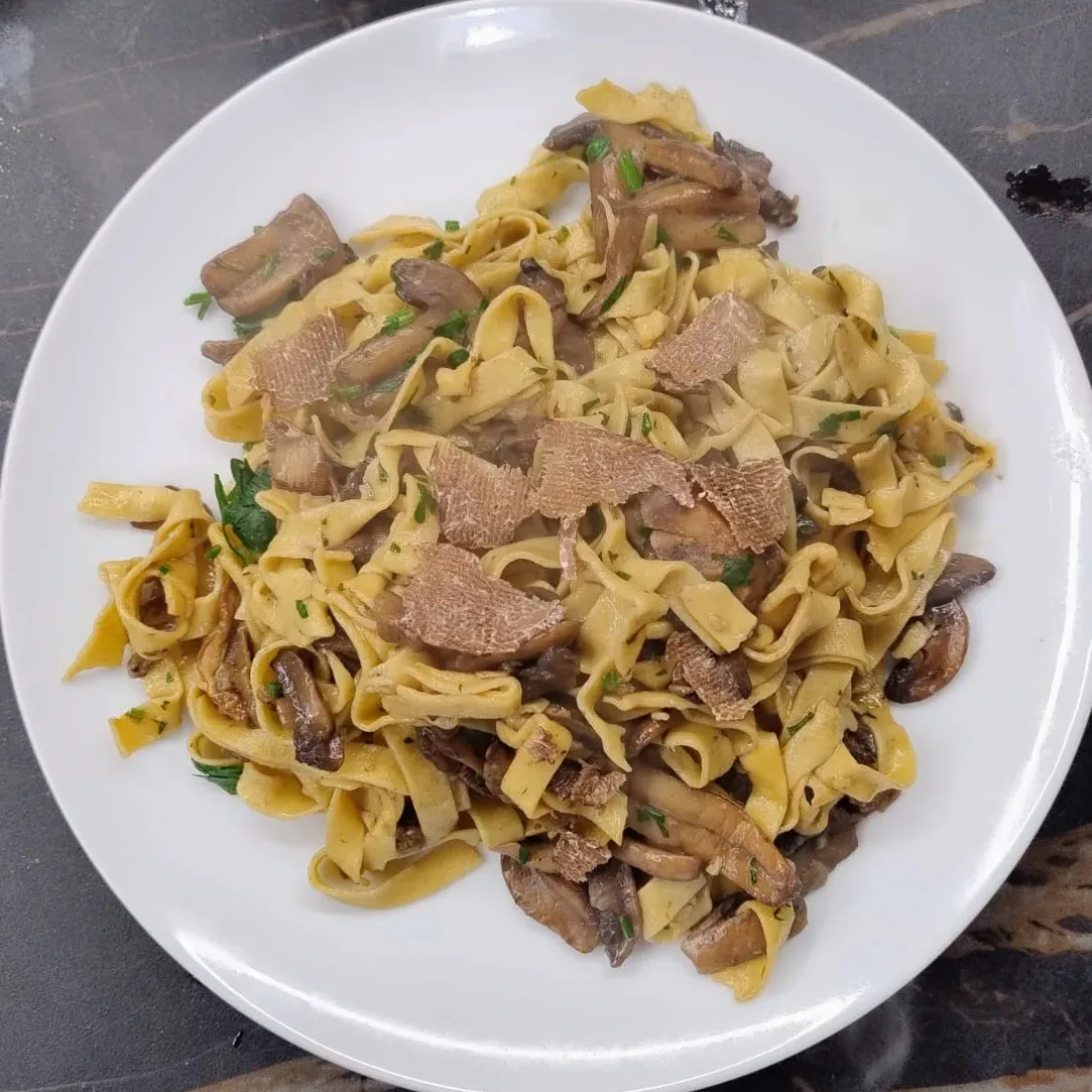 TAGLIATELLE AI FUNGHI E TARTUFO