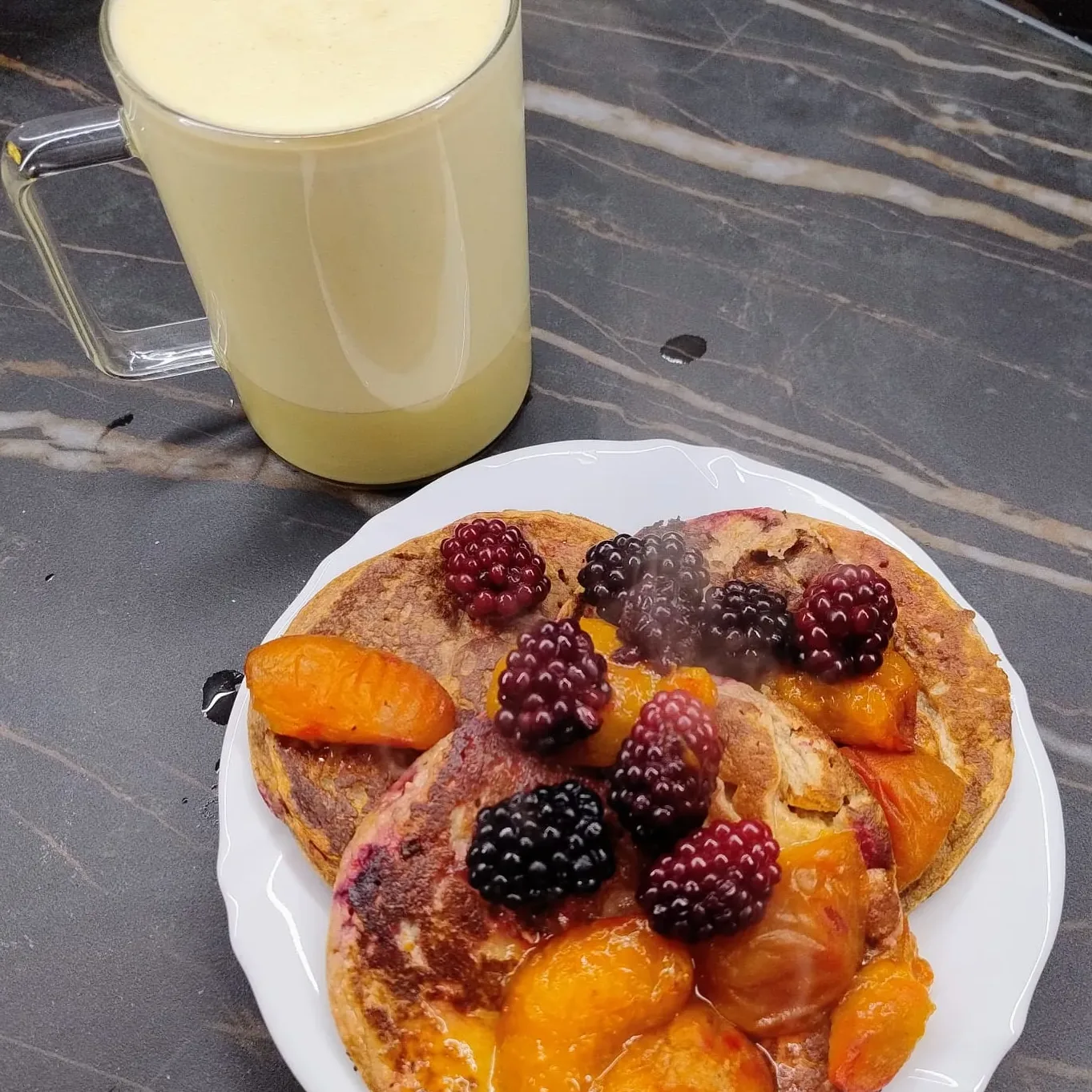 COLAZIONE con PANCAKE DI CACHI E GOLDEN MILK