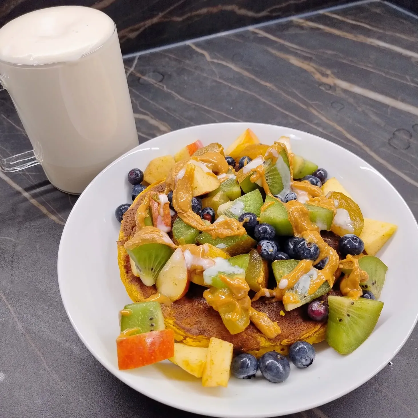 COLAZIONE con PANCAKE, MACEDONIA E BURRO DI ARACHIDI